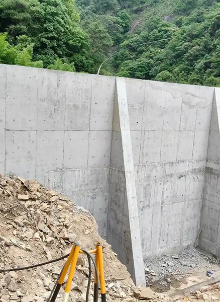 太原尖草坪区重力式挡土墙